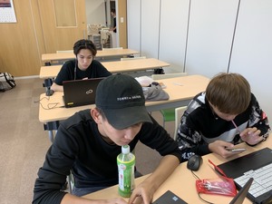 【高知】パソコン課題に取り組む生徒