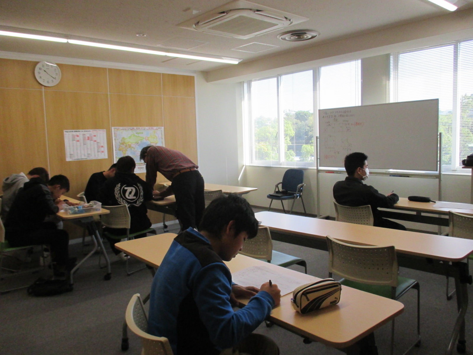 http://www.hchs.ed.jp/campus/takamatsu/images/10-25suugaku%20004.JPG