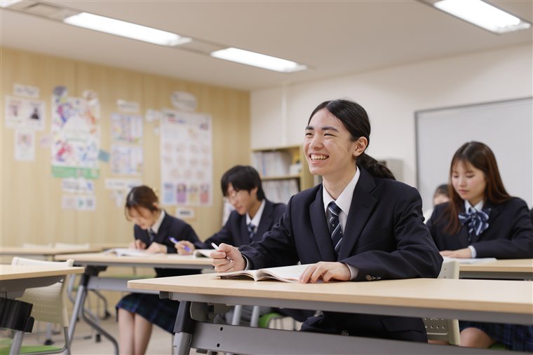 明るい教室で学ぶ生徒