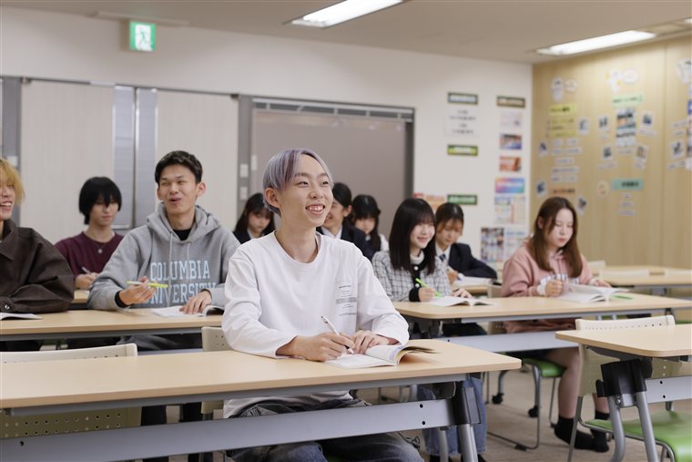 教室で学ぶ生徒たち