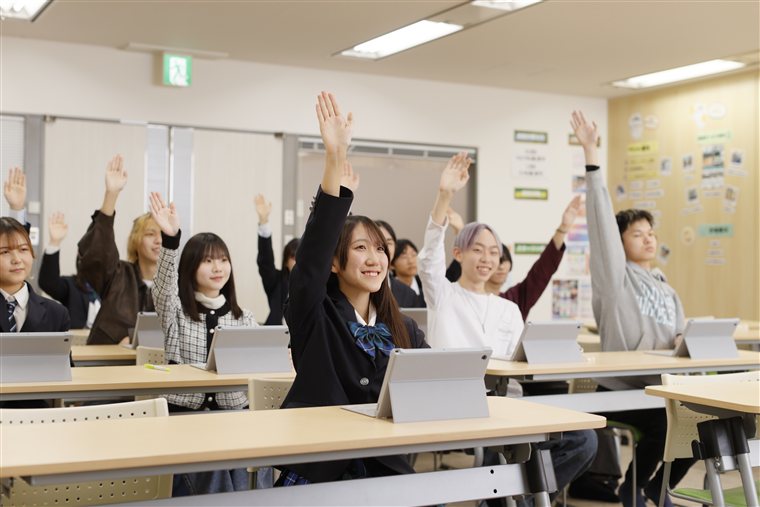 授業で挙手する生徒たち