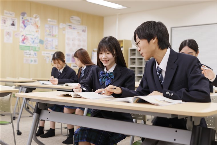 一緒に学ぶ生徒たち