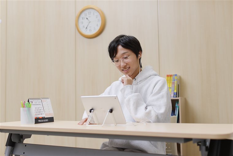 タブレットで学習する生徒