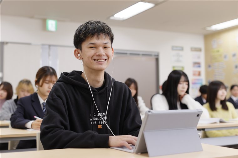 タブレットで学習する生徒