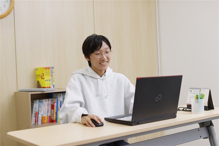 ノートパソコンで学習する生徒