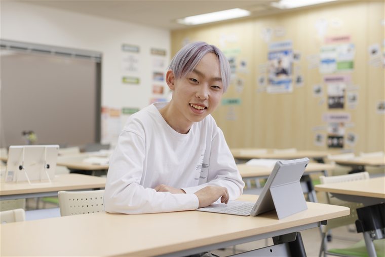 タブレットで学習する生徒