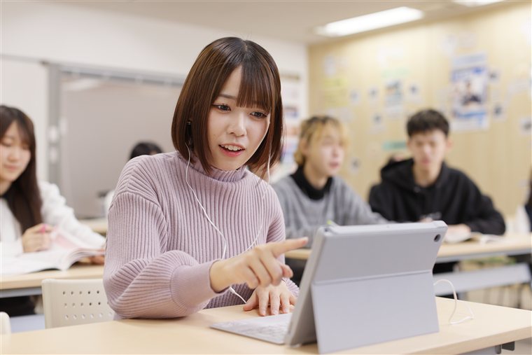 授業で説明する先生
