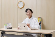 自分のペースでタブレット学習に取り組む生徒