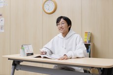 タブレットで自分のペースで学ぶ生徒