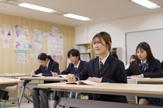 教室で一斉に授業を受ける生徒たち