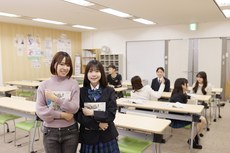学校の資料を見る生徒たち