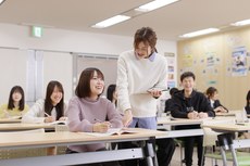 学習をサポートする先生と生徒