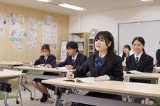 同じ教室で学ぶ生徒たち