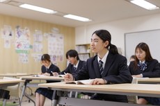 教室で学習に取り組む生徒
