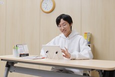タブレットで学習を進める生徒