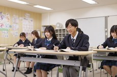 教室で授業を受ける生徒たち