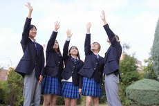 学びを重ねて笑顔を見せる生徒たち