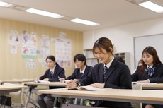 教室で真剣に学習する生徒
