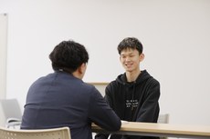 進路について先生と話す生徒