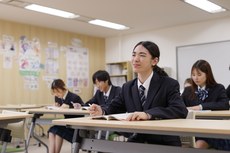 集中して学習に取り組む生徒