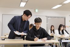 先生の指導を受けて学習する生徒