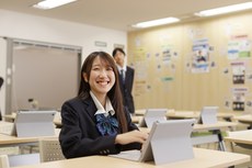 タブレットで学習する生徒