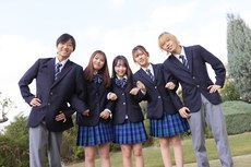 仲間と過ごす生徒たち