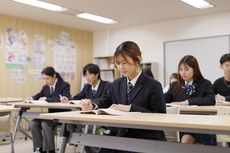 教室で学習に取り組む生徒