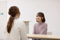 入学について先生に相談する生徒