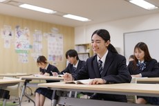 卒業に向けて学習を進める生徒