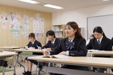 レポートに取り組む生徒