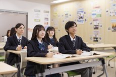スクーリングで授業を受ける生徒たち