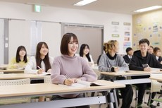 教室で授業を受ける生徒たち