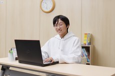 ノートパソコンで学習する生徒