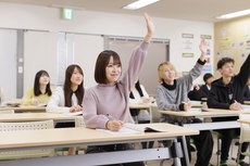 授業で挙手する生徒