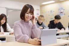 タブレットで学習を進める生徒