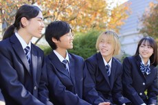 仲間と過ごす生徒たち