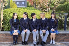 制服で登校した生徒たち