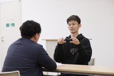 編入について先生と話す生徒