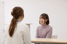 転校について先生に相談する生徒
