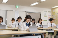 高卒認定試験について学ぶ生徒