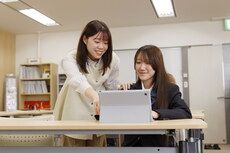 通信制高校で学ぶ生徒と先生
