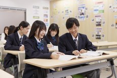 同級生と一緒に学ぶ生徒たち