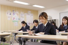 高卒認定試験に向けて学習する生徒