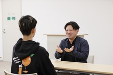 進路について先生と話す生徒