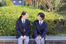 落ち着いた場所で過ごす生徒たち