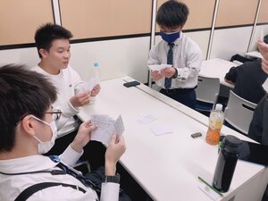 アナログゲームの授業の様子★展示会に向けて試遊中...