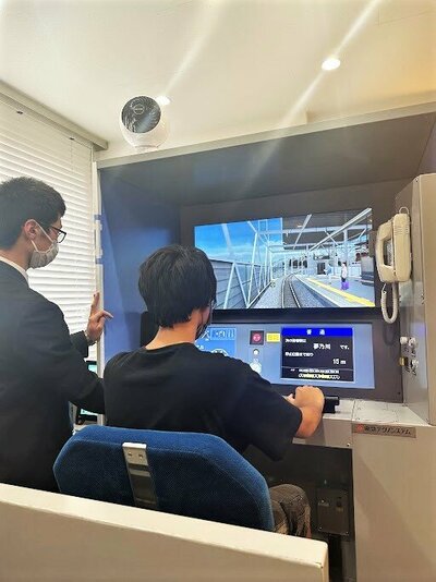 【秋葉原】大人気「鉄道専攻」運転シミュレーターを体験（＊＊）／