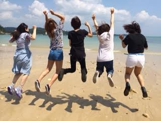 近くの浜辺にて Jump.jpg