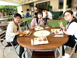 女子朝食.jpg